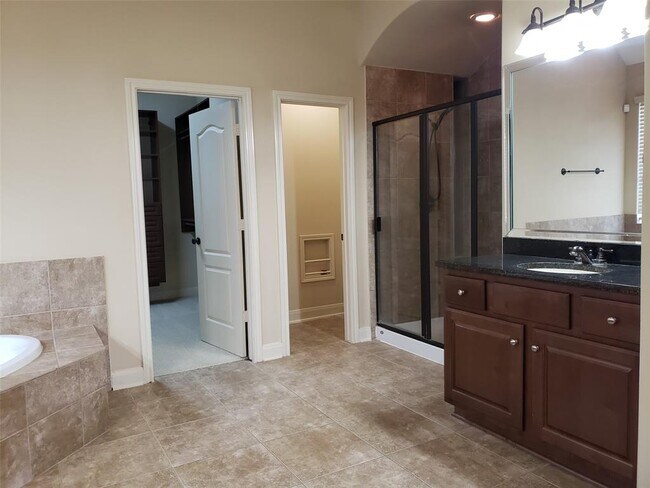 Building Photo - 5402 Valley Country Ln