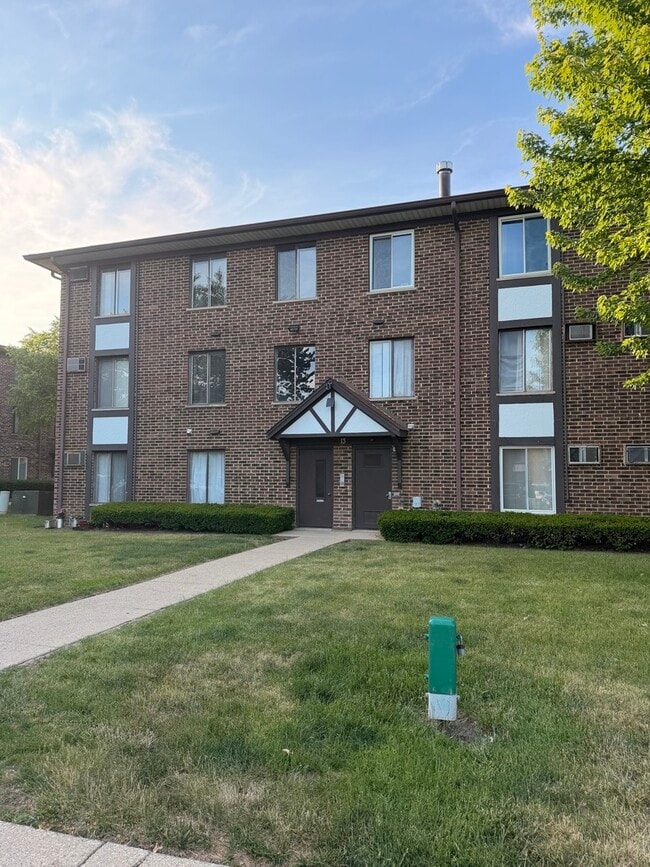 Building Photo - 13 Crestview Ln