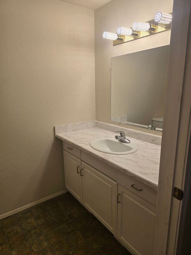 Building Photo - MM2240-1