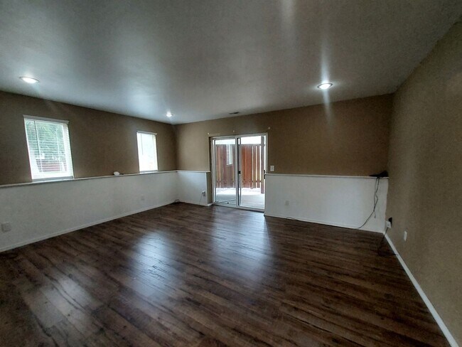 Building Photo - 4 bedroom 2.75 bath, Huge Fenced Yard with Landscaping Included!!