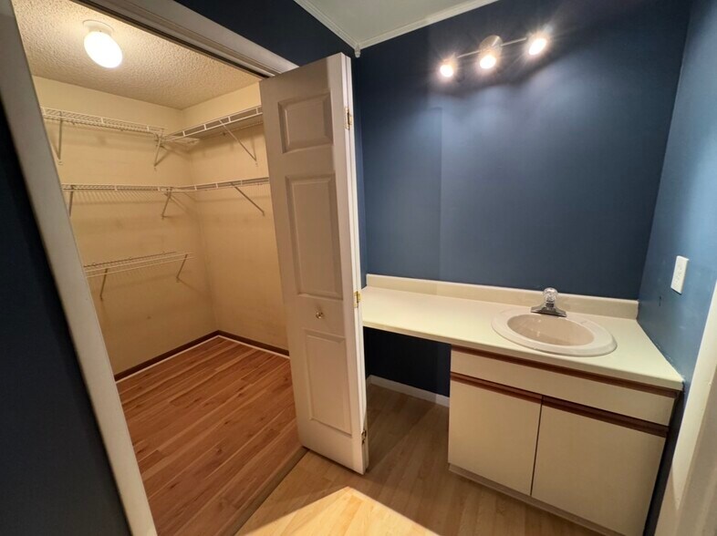 Building Photo - 1307 Greenwich Dr