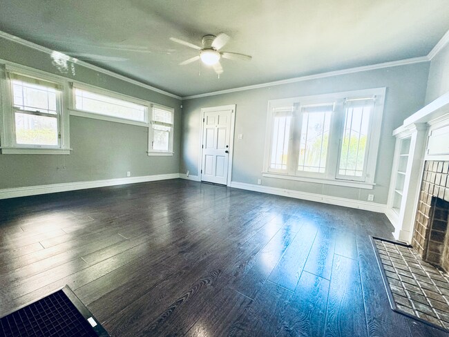 Living room is large, 20 x 30 - 1007 S Plymouth Blvd