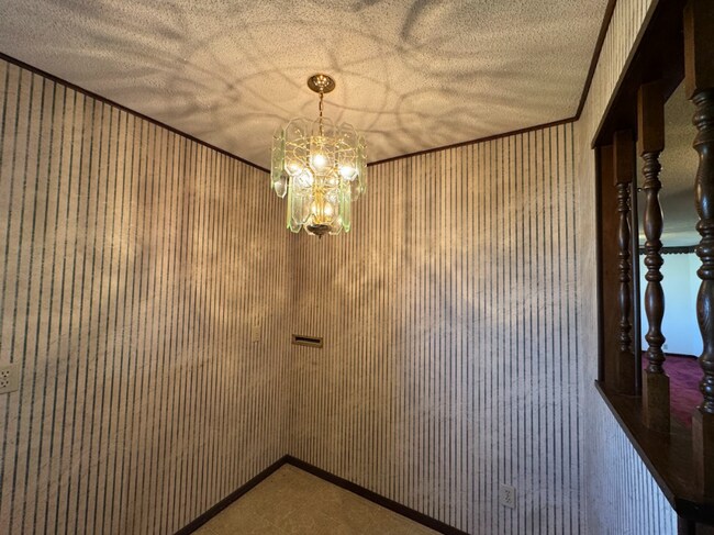 Building Photo - 4 Bed, 2 Bath Home - Apply Today!