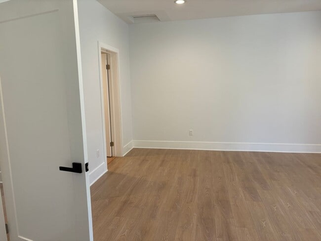 Building Photo - Luxury 3+3 Townhome in prestigious Crescen...