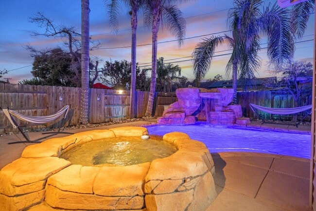 Building Photo - 3 bedroom 2 bath with Pool and Solar