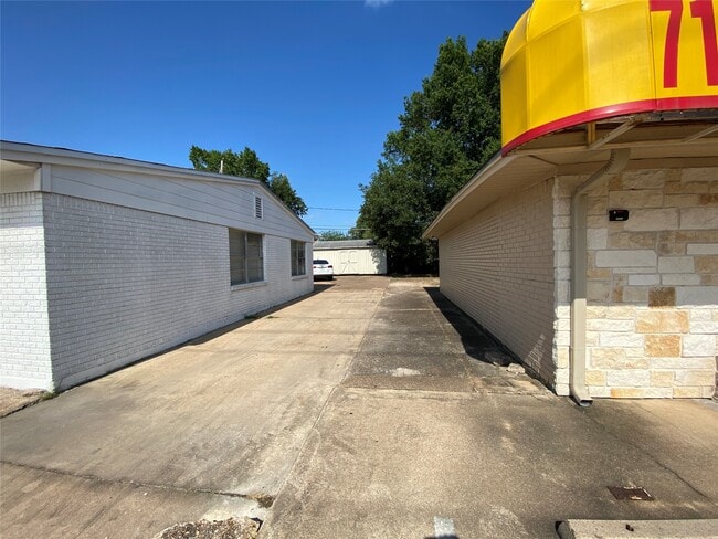 Building Photo - 2125 Strawberry Rd