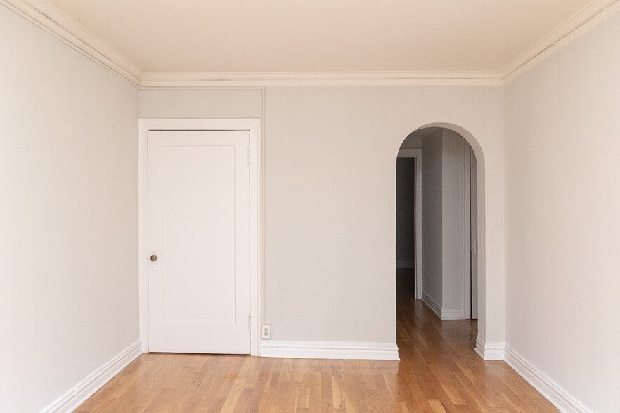 Building Photo - 430 W Roscoe St