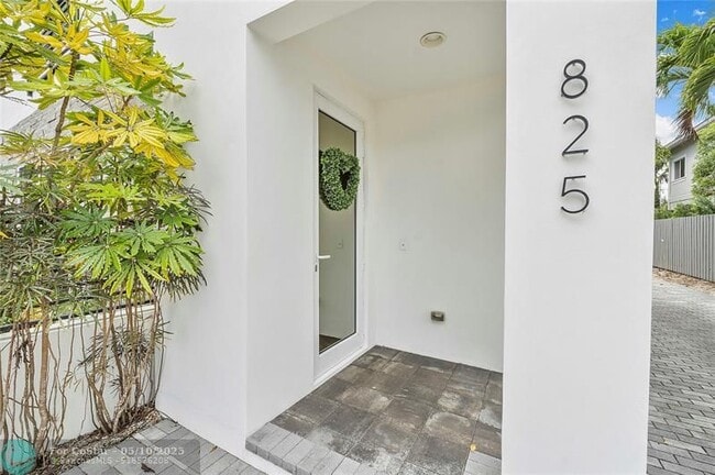 Building Photo - 825 NE 17th Way