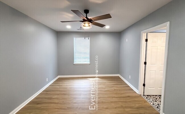 Building Photo - Charming 3-Bedroom Home with Outdoor Oasis – Minutes from Amenities / Pet-Friendly / Available Now!