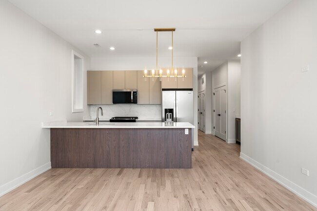 Building Photo - 428 E 50th Pl