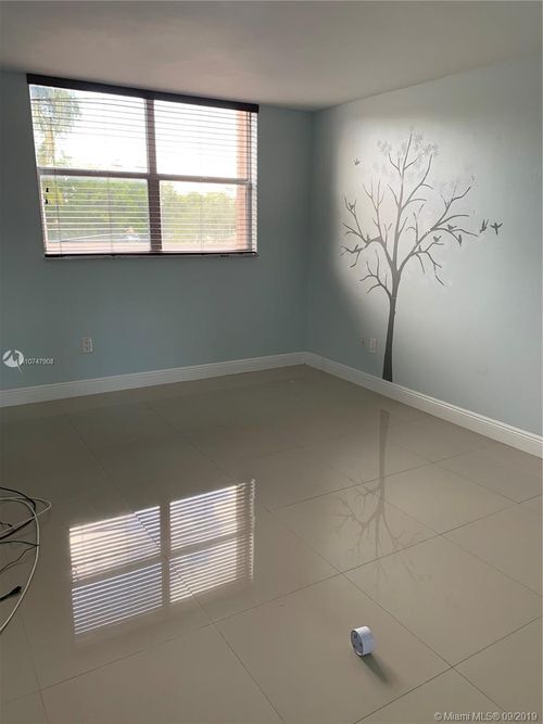 Building Photo - 900 NE 195th St