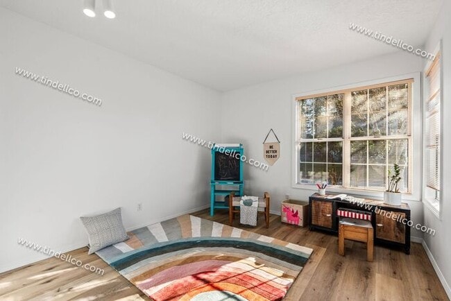 Building Photo - Elegant One-Level Lake Oswego Home with Vaulted Great Room & Garden Patio