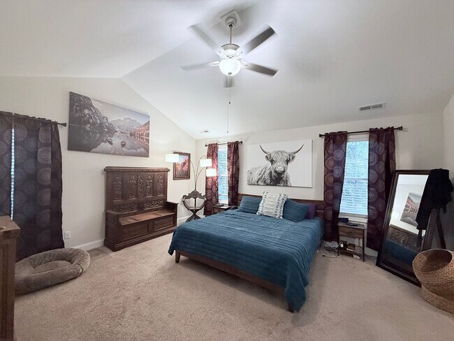 Building Photo - 4 Bedroom house minutes from Haymont!