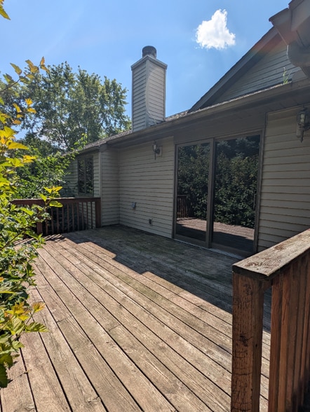 Building Photo - 1218 Point O'Woods Dr