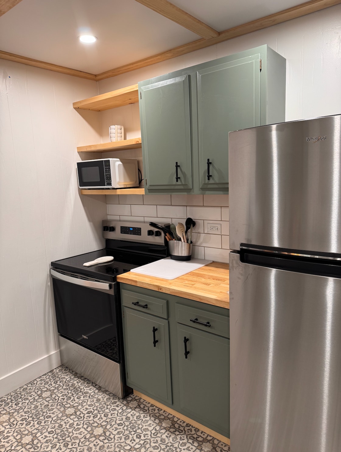 Full Kitchen - 858 W Silver St