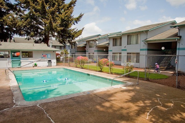 Pool - Silver Lea Apartments