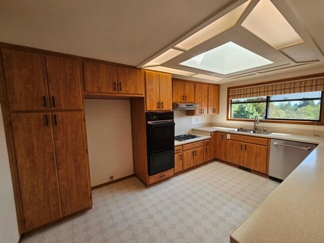 Building Photo - 3Bd/2Ba Single Story Home-For viewing!