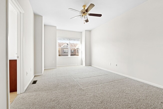 Building Photo - Well Maintained End Unit Townhome with Community Pool! Available July 14th!