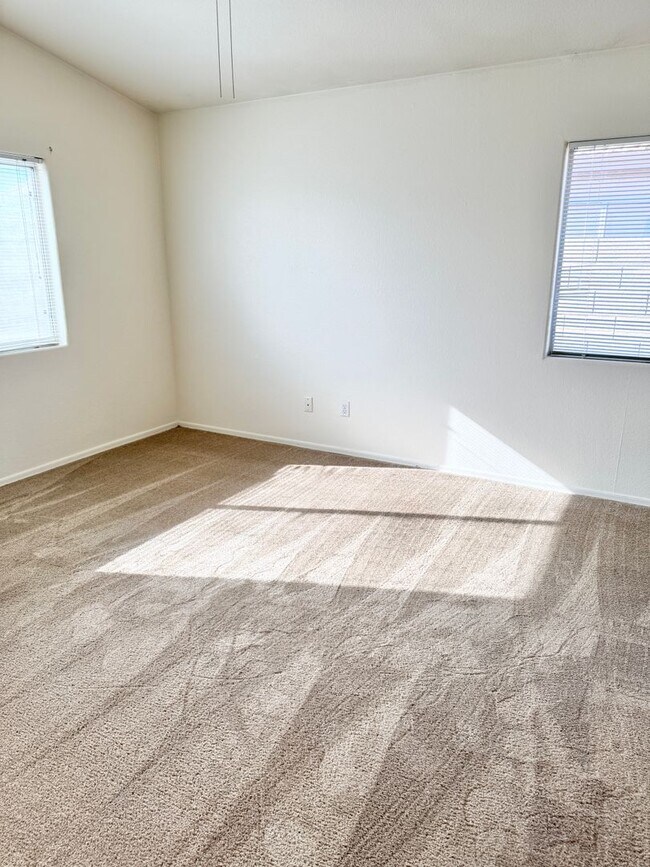 Building Photo - 3 Bedroom 2 Bath Single Level Home In Peor...