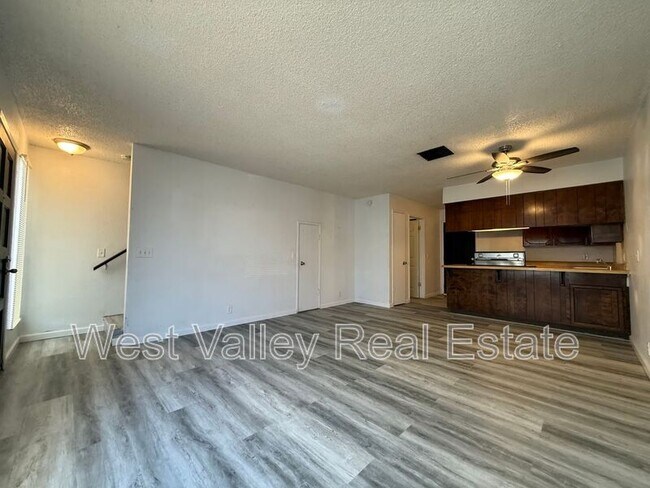 Building Photo - 205 W Ash St