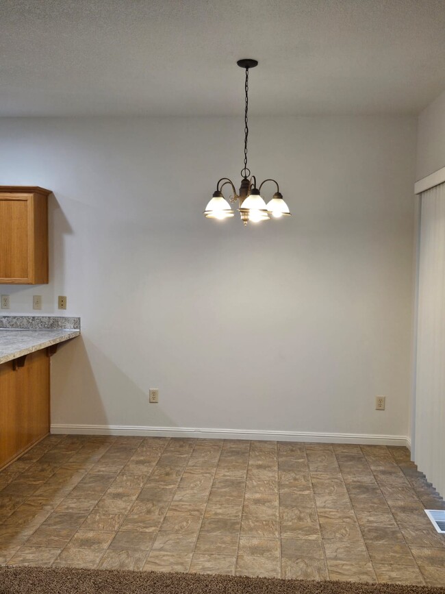 Dining area - 528 Fenton Ave