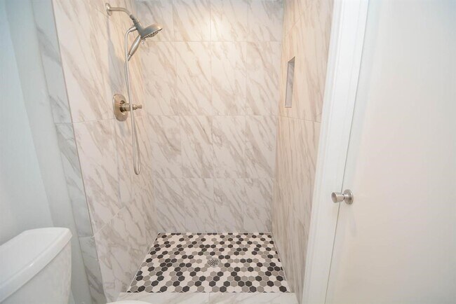 Building Photo - 978 Memorial Village Dr