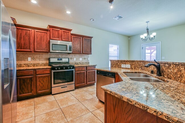 Building Photo - Beautiful East side House 3 bed-2.5 baths in front of Park