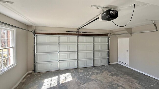 Building Photo - 1735 Ridgefield Dr