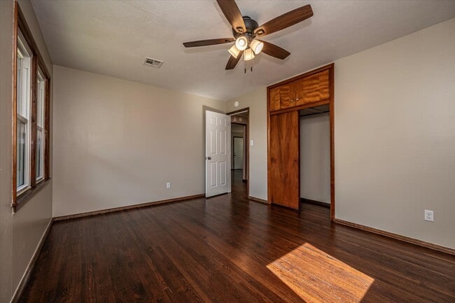 Building Photo - 809 N Ross Ave