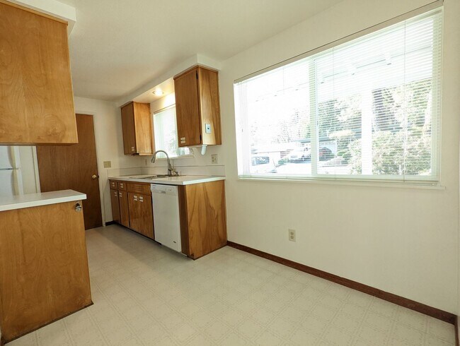 Building Photo - Great 3-Bedroom, 1.5-Bath Home In South Eugene!