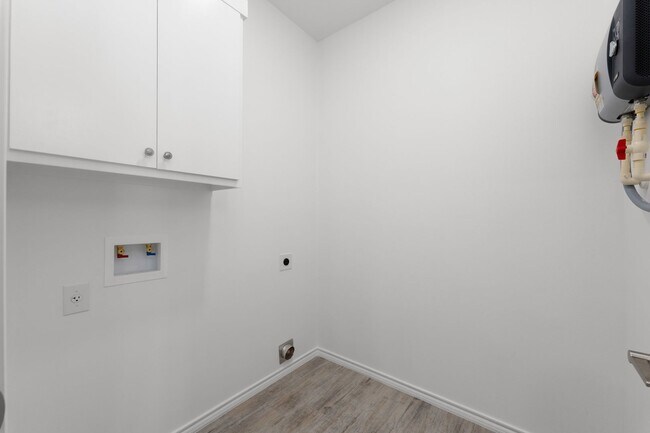 Building Photo - 411 Hinojosa