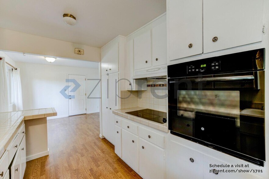 Building Photo - 950 Pecan Pl