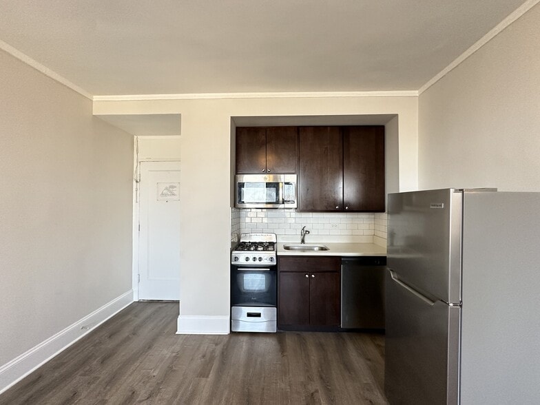 Building Photo - 3335 W Diversey Ave