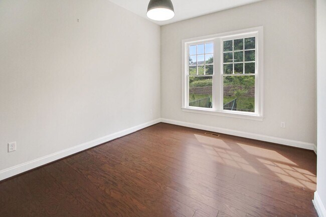 Building Photo - 5 Bed 4.5 Bath - Bethesda Single Family - ...