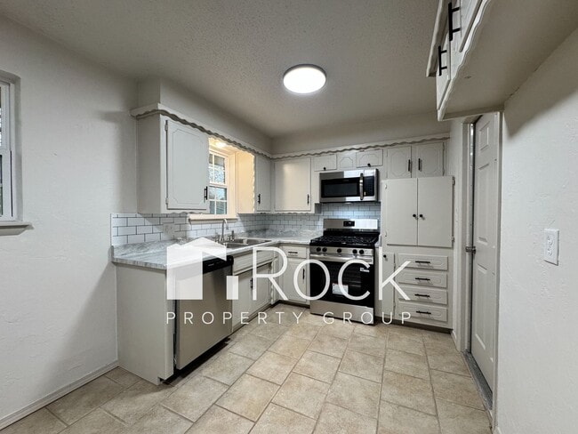 Building Photo - Beautifully Remodeled 3 Bed/1.5 Bath Home in Moore with 1-Car Garage