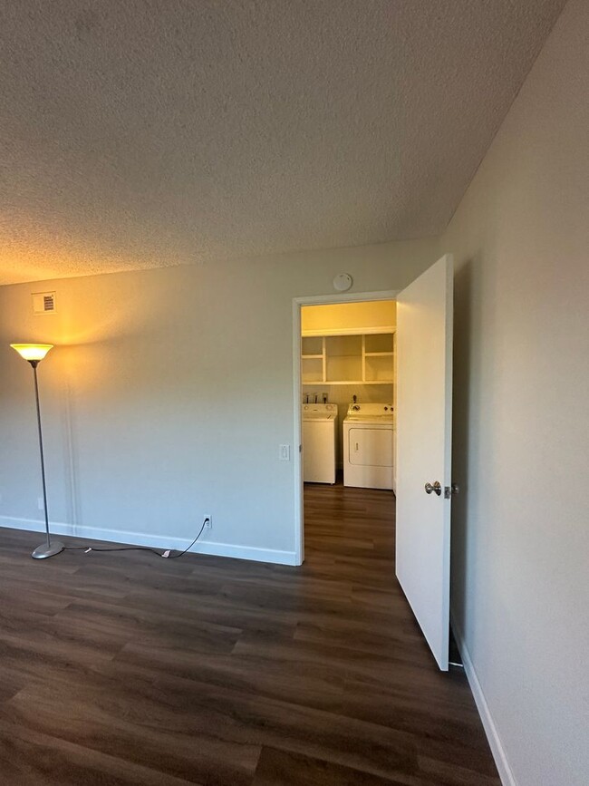 Building Photo - Condo, ready for move-in!