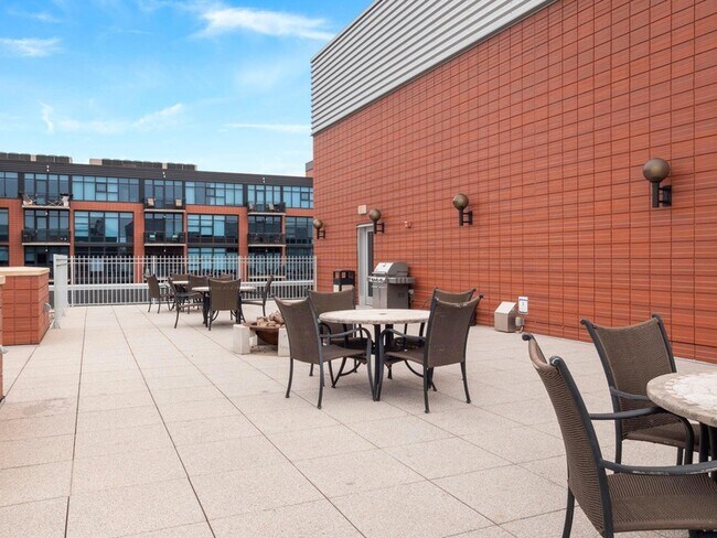 Building Photo - 215 10th Ave S