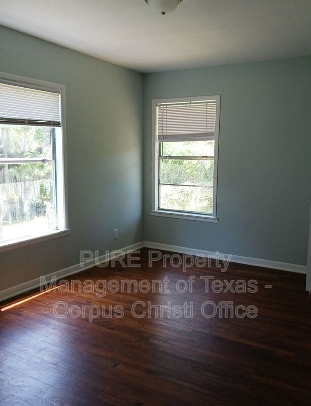 Building Photo - 1329 Oak Park Dr