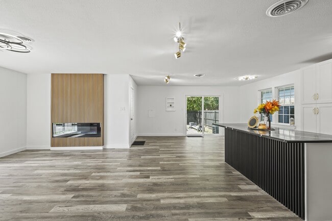 Building Photo - 3423 W Clarendon Dr