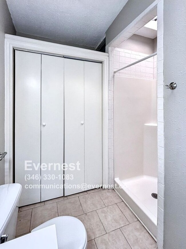 Building Photo - 3-Bedroom, 2-Bath Home with Pool and Conve...