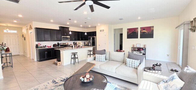 Building Photo - 3 bedroom 2 bath Open Floor Plan!