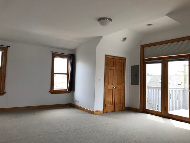 Building Photo - 1415 W Barry Ave