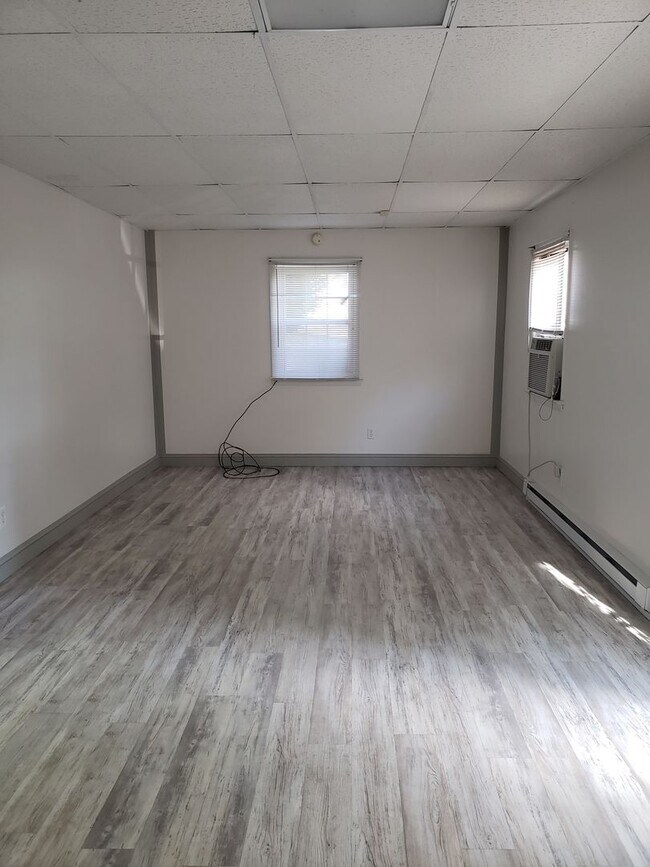 Building Photo - 15475 Oak Rd