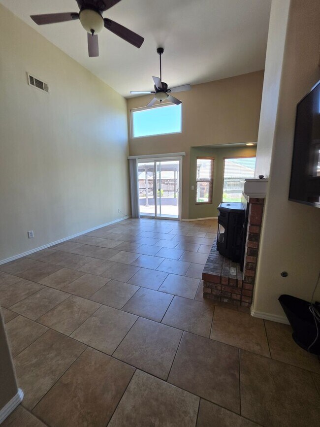 Building Photo - Spacious 4 Bedroom 2 bath Home in Victorville – Landscaping Included!