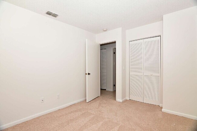 Building Photo - 36 Fairways Cir