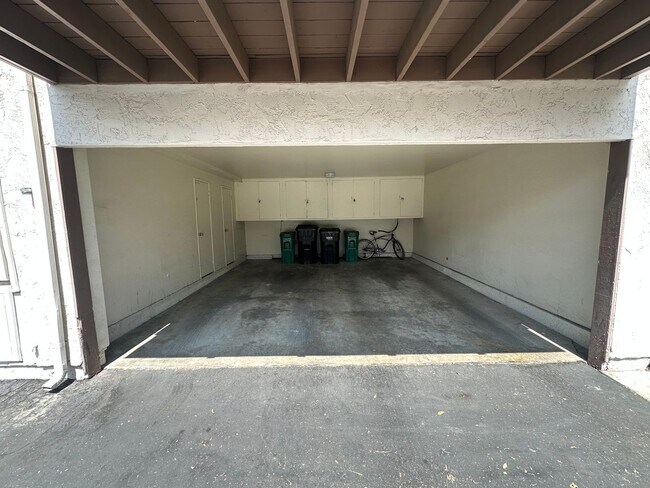 Building Photo - Beautiful 2BR/1BA two story condominium of...