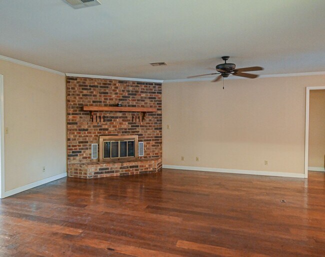 Building Photo - Beautiful 3 bedroom 2 bath Runaway Bay,  TX