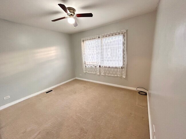 Building Photo - 2S717 Winchester Cir N