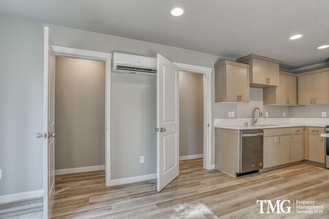 Building Photo - Newer Townhome in Minnehaha w/ 3 Bedroom 2.5 Bath!