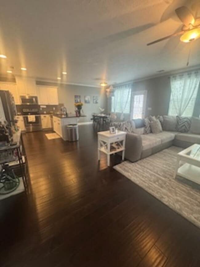 Building Photo - Available Now! Beautiful 3-Bedroom Home in Canterbury Farms